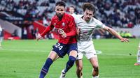 Pemain LOSC Lille dan Timnas Indonesia, Calvin Verdonk (kiri), berduel dengan pemain SK Brann, Denzel De Roeve pada laga Liga Europa 2025/2026, Kamis (25/9/2025) malam waktu setempat. (Sameer Al-DOUMY / AFP)