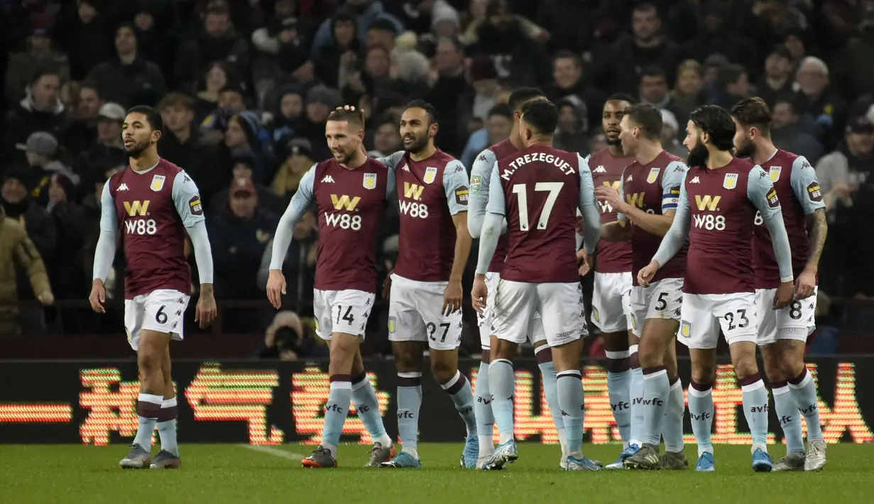 Gelandang Aston Villa, Conor Hourihane (kedua kiri) berselebrasi dengan rekan-rekannya usai mencetak gol ke gawang Liverpool pada pertandingan perempat final Piala Liga Inggris di Villa Park di Birmingham (17/12/2019). Liverpool kalah telak 5-0 atas Aston Villa. (AP Photo / Rui Vieira)