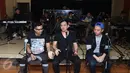 (Ki-ka) Vokalis Kahitna, Carlo, Hedi Yunus dan Mario menggelar latihan persiapan konser di studio kawasan Tebet, Jakarta, Rabu (3/2). Menginjak usia ke-30 tahun, Kahitna akan menggelar konser pada 13 Februari 2016 di JCC. (Liputan6.com/Herman Zakharia)