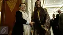 Menteri Luar Negeri RI Retno Marsudi (kiri) menyambut kedatangan Menteri Luar Negeri Gambia, Neneh Macdouall-Gaye untuk melakukan pertemuan bilateral di sela KTT Luar Biasa OKI di Jakarta, Minggu (6/3). (Liputan6.com/Faizal Fanani)