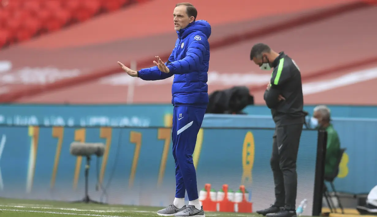 Pelatih Chelsea, Thomas Tuchel menginstruksikan pemainnya saat bertanding melawan Manchester City pada pertandingan semifinal Piala FA di Stadion Wembley di London, Inggris, Minggu (18/4/2021). Chelsea menang tipis atas City 1-0. (Adam Davy, Pool via AP)