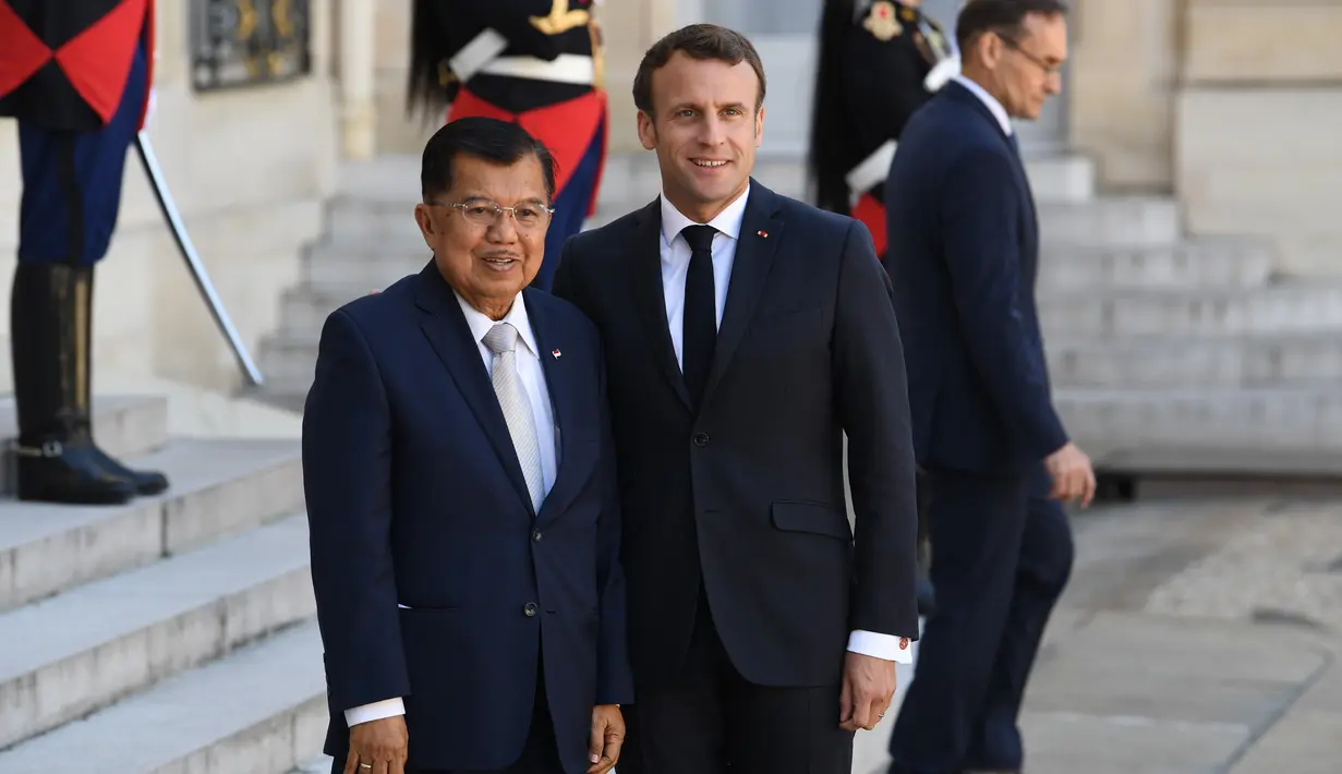 Presiden Prancis Emmanuel Macron (kanan) foto bersama Wakil Presiden Indonesia Jusuf Kalla saat menghadiri KTT Paris: Ekstremisme Online di Istana Elysee, Paris, Prancis, Rabu (15/5/2019). Selain Jusuf Kalla, sejumlah pemimpin dunia lainnya juga turut menghadiri forum ini. (REUTERS/Philippe Wojazer)