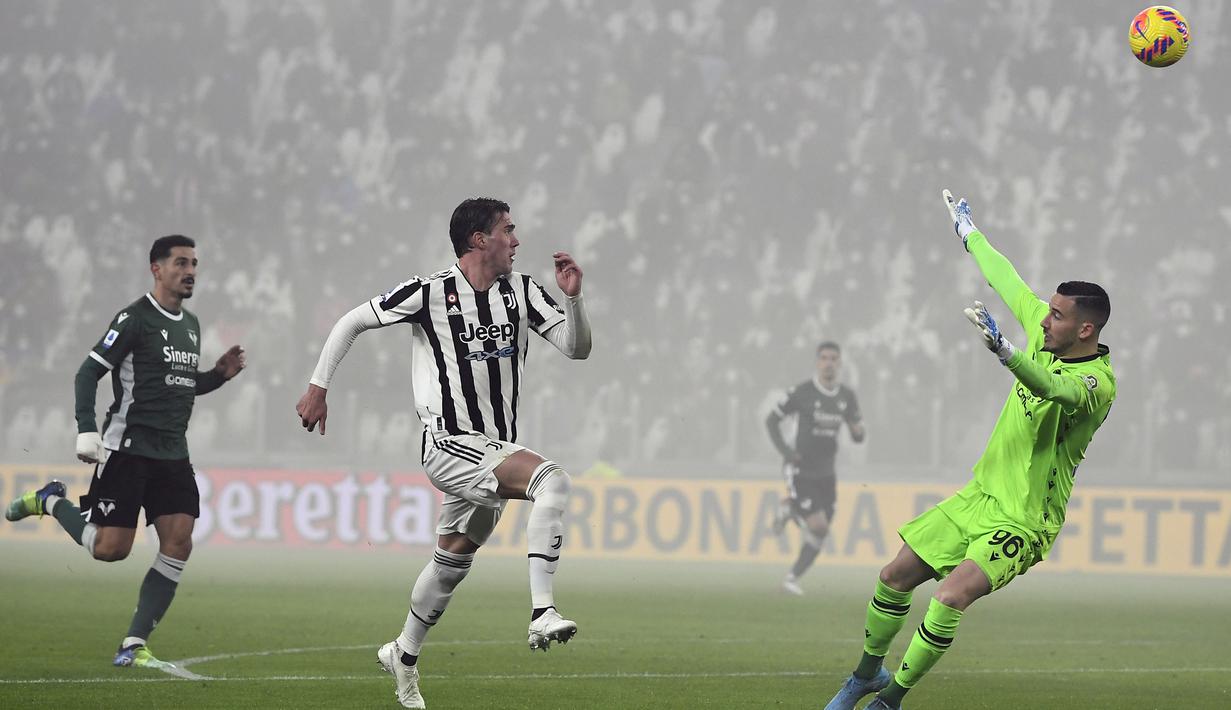 Begitupun dengan Bomber anyar Juventus, Dusan Vlahovic yang membuka gol di menit 13. Bola lop dari kaki Dusan Vlahovic berhasil merobek jala gawang Verona di menit awal pertandingan. (AP/LaPresse/Fabio Ferrari)