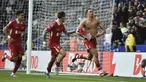 Pemain Liverpool, Trent Alexander-Arnold (kanan) melakukan selebrasi dengan membuka baju setelah mencetak gol kemenangan timnya ke gawang Leicester City dalam laga lanjutan Liga Inggris 2024/2025 di King Power Stadium, Leicester, Inggris, Sabtu (20/04/2025) waktu setempat. (AP Photo/Rui Vieira)