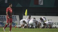 Para pemain Palestina melakukan sujud syukur usai membobol gawang Indonesia pada laga Asian Games di Stadion Patriot, Jawa Barat, Rabu (15/8/2018). Indonesia takluk 1-2 dari Palestina. (Bola.com/Vitalis Yogi Trisna)