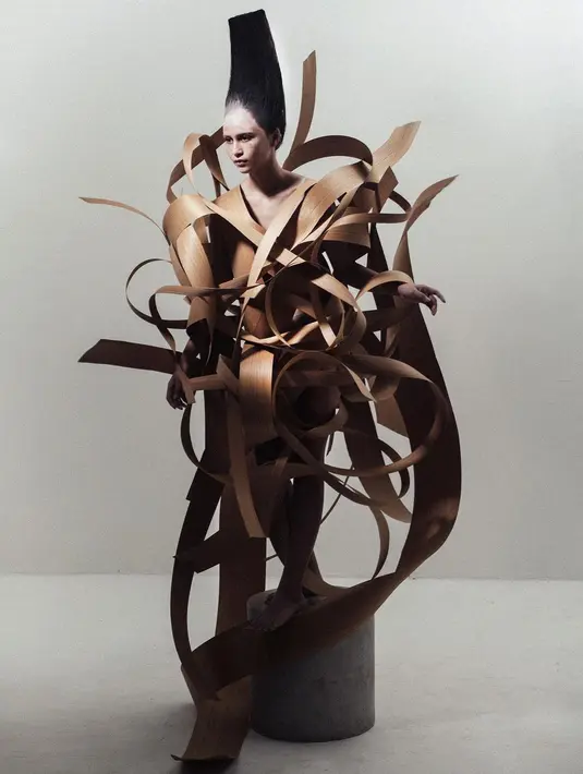 <p>Photoshoot Lutesha ini juga menonjolkan ciri khasnya. Tampil eksentrik seperti karya seni, Lutesha tampak menata rambutnya lurus ke atas dengan makeup yang selaras dengan tema keseluruhan. Bagaimana menurutmu, Sahabat FIMELA? Foto: Instagram.</p>