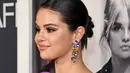 Selena Gomez berpose saat menghadiri pemutaran film "Selena Gomez: My Mind And Me" selama malam pembukaan AFI Fest 2022 di TCL Chinese Theatre di Hollywood, California pada 02 November 2022. Selena juga melengkapi penampilannya dengan rambut cokelatnya dalam updo yang elegan dan mengenakan sepasang anting-anting panjang yang mempesona. (Jon Kopaloff/Getty Images/AFP)