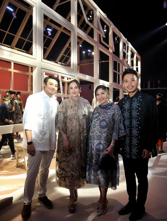 Chelsea Islan juga tampak menghadiri gelaran BIYAN SS25 'Fleur' bersama sang suami. Ia cantik mengenakan midi lace dress bernuansa abu-abu rancangan Biyan. [Foto: Document FIMELA/Adrian Putra]