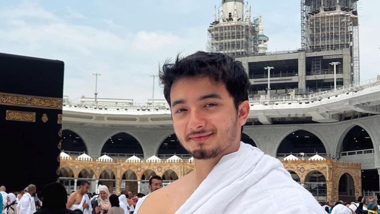 Aktor serba bisa, Bryan Domani diketahui juga melaksanakan umrah di awal Desember 2023. Melalui akun Instagram pribadi, kakak dari Megan Domani ini mengaku sudah merasa rindu lagi dengan tanah suci.