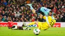 <p>Pemain Burnley Darko Churlinov bertabrakan dengan kiper Manchester United Martin Dubravka pada pertandingan sepak bola putaran keempat Piala Liga Inggris di Old Trafford, Manchester, Inggris, 21 Desember 2022. (AP Photo/Dave Thompson)</p>