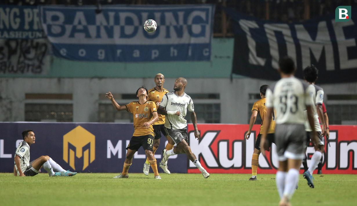 Pemain Persib Bandung, David Da Silva (kanan) berebut bola dengan pemain Bhayangkara FC, David Maulana dalam laga pekan pertama BRI Liga 1 2022/2023 antara Bhayangkara FC melawan Persib Bandung di Stadion Wibawa Mukti, Cikarang, Minggu (24/7/2022). (Bola.com/Ikhwan Yanuar)
