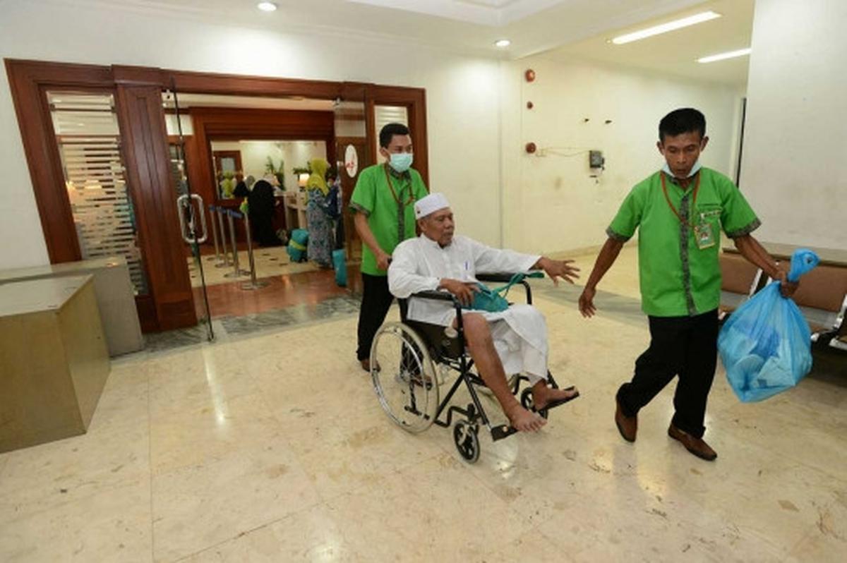 Tiba di Halim, kloter pertama jemaah haji DKI langsung sujud syukur