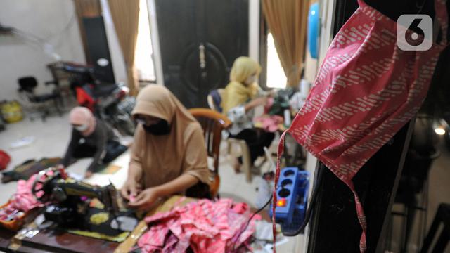 FOTO: Kreativitas Ibu-Ibu PKK Membuat Masker Gratis