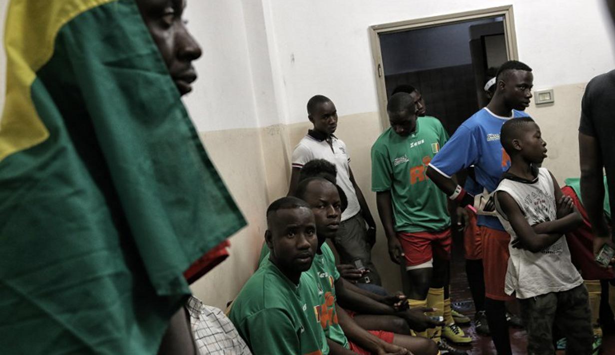 Pemain Mali sedang bersiap bermain melawan Guinea dalam turnamen sepak bola untuk kaum migran dan orang asing bertajuk "Balon Mundial" yang  diikuti 35 timnas putra dan 11 timnas putri. (AFP PHOTO/MARCO BERTORELLO)