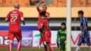 <p>Pemain Persija Jakarta, Riko Simanjuntak melakukan selebrasi setelah mencetak gol ke gawang PSIS Semarang pada laga lanjutan BRI Liga 1 2022/2023 di Stadion Wibawa Mukti, Cikarang, Kamis (16/03/2023). (Bola.com/Bagaskara Lazuardi)</p>