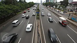 Kendaraan melintas di jalan tol dalam kota di kawasan Tanjung Barat, Jakarta, Sabtu (2/1/2016). Kondisi lalu lintas ramai lancar akibat banyaknya warga yang belum kembali usai berlibur di luar kota. (Liputan6.com/Immanuel Antonius)