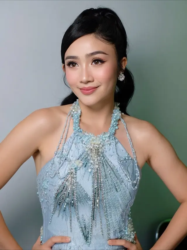 Pesona Febby Rastanty bak Princess Cinderella di Acara Penghargaan, Tampil Elegan Bergaun Biru