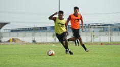 Skuad Timnas Indonesia U-22 telah tiba di Kamboja sejak Selasa (25/4/2023). Tim asuhan Indra Sjafri mulai berlatih keesokan harinya di The Dream Visakha Training Camp, Phnom Penh, Kamboja, yang menjadi tempat latihan salah satu klub di Liga Kamboja, Viskaha FC. Dengan kualitas rumput terbaik, The Dream Visakha Training Camp menjadi fasilitas terbaik dalam 3 edisi terakhir SEA Games yang diikuti manajer tim Sumardji. Timnas Indonesia U-22 pun menatap laga pertama menghadapi Filipina dengan keyakinan tinggi dengan menggelar latihan terakhir pada Jumat (28/4/2023). Seperti apa suasana latihannya? Berikut beberapa penampakannya. (Dok. PSSI)