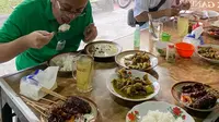 Wakil Menteri Perdagangan (Wamendag), Jerry Sambuaga saat mengunjungi warung makan di sekitar Stasiun Balapan, Solo. Ia mencoba langsung penerapan batas waktu makan di tempat selama 20 menit.