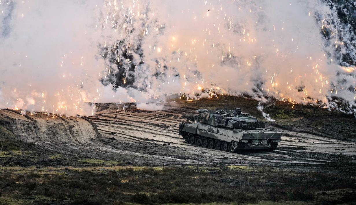 Sebuah tank Leopard 2 beraksi saat kunjungan Menteri Pertahanan Jerman Boris Pistorius ke batalyon tank Bundeswehr 203 di Field Marshal Rommel Barracks, Augustdorf, Jerman, 1 Februari 2023. Setelah keputusan pemerintah Jerman untuk mengirimkan 14 tank Leopard 2 ke Ukraina, kemampuan tank tempur utama Leopard 2A6 ditampilkan pada presentasi di Augustdorf. (AP Photo/Martin Meissner)