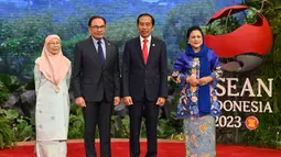 Presiden Indonesia Joko Widodo atau Jokowi (kedua kanan) dan Ibu Negara Iriana (kanan) menyambut Perdana Menteri Malaysia Anwar Ibrahim (kedua kiri) dan istrinya Wan Azizah Wan Ismail (kiri) setibanya mereka pada acara KTT ke-43 ASEAN di Jakarta, Indonesia, Selasa (5/9/2023). (Adek Berry/Pool Photo via AP)