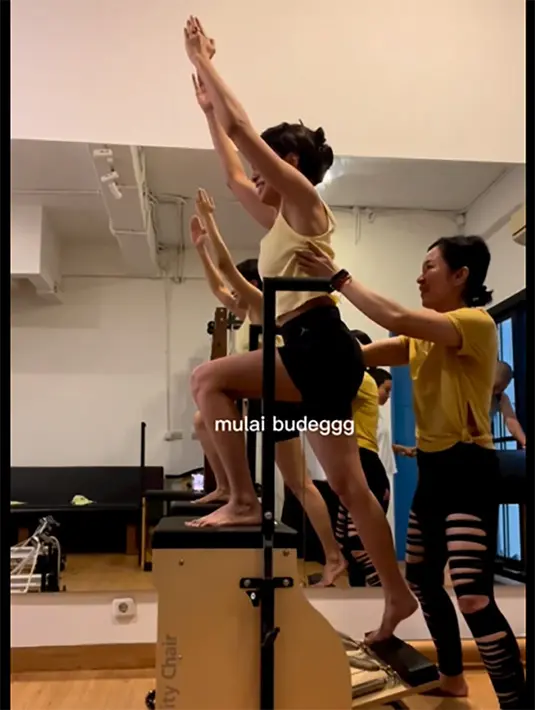 Sebelumnya, ia terlihat santai,  ngobrol hingga bercanda dengan pelatih yang mendampinginya. Setelah melakukan salah satu gerakan, wajahnya mulai berubah. [Instagram/evacelia]