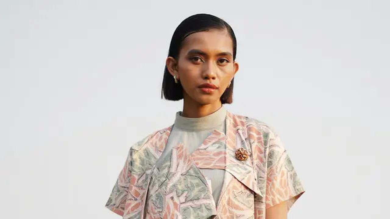 12 Model Outer Batik Panjang dengan Dress Polos untuk Kondangan Outdoor 2025, Elegan dan Nyaman Dipakai