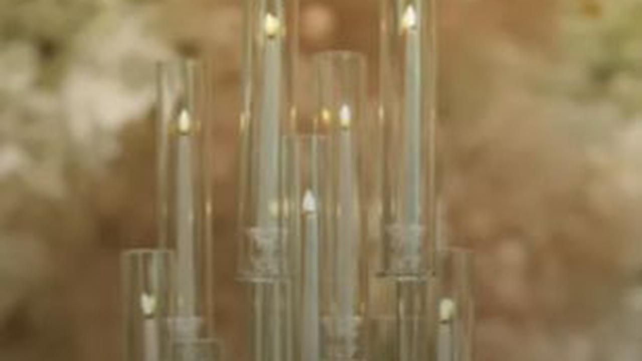 Terdapat juga lilin yang didesain begitu cantik dengan bunga-bunga kecil yang ditaruh di tengah mejanya itu. <br>