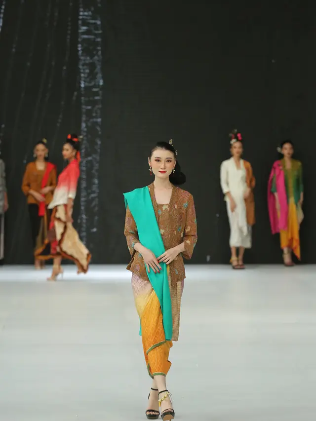 Warna Segar dalam Koleksi Kebaya dan Kain BIN House di Jakarta Fashion Week 2023
