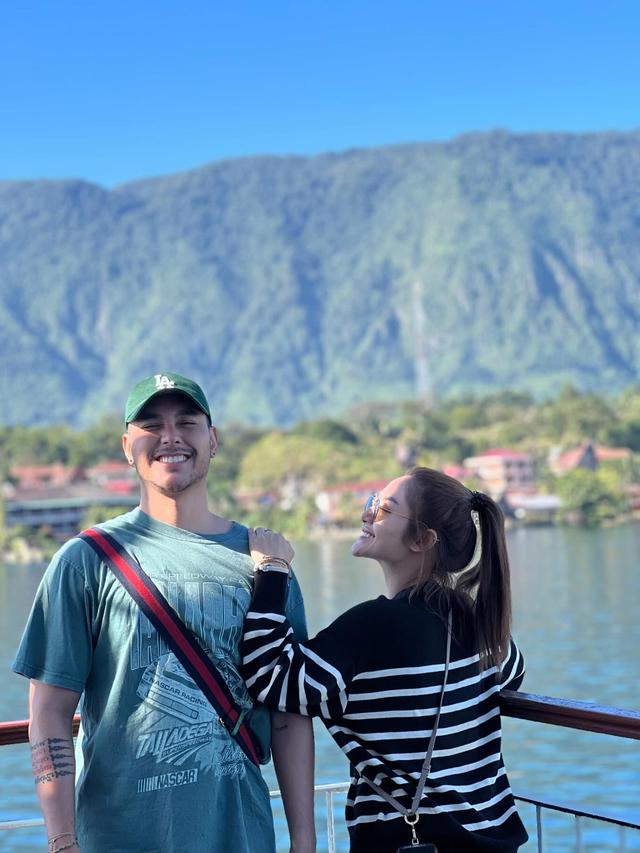 7 Potret Seru Siti Badriah dan Krisjiana Baharudin Liburan ke Samosir