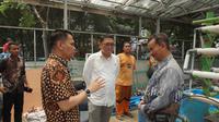 Anggota Komisi C DPRD Jakarta, Brando Susanto  saat meninjau lokasi penjualan ganti pasar murah di RPTRA Budi Mulia, Pademangan. (Foto: Istimewa).