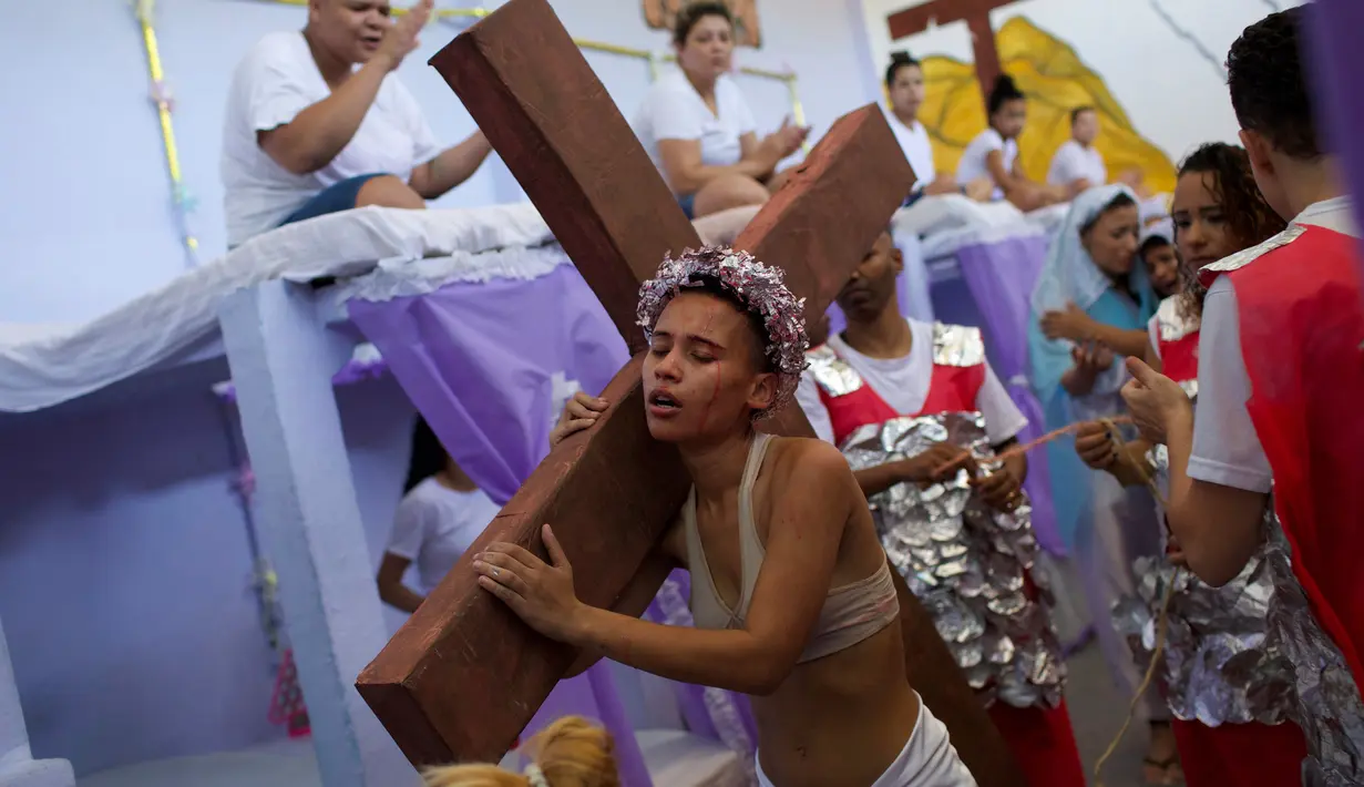 Narapidana perempuan melakukan cerita-cerita Alkitab selama acara Natal tahunan di Penjara Nelson Hungria, Rio de Janeiro, Brasil, Kamis (13/12). Dekorasi Natal dan perencanaan pertunjukan berhubungan dengan Alkitab. (AP Photo/Silvia Izquierdo)