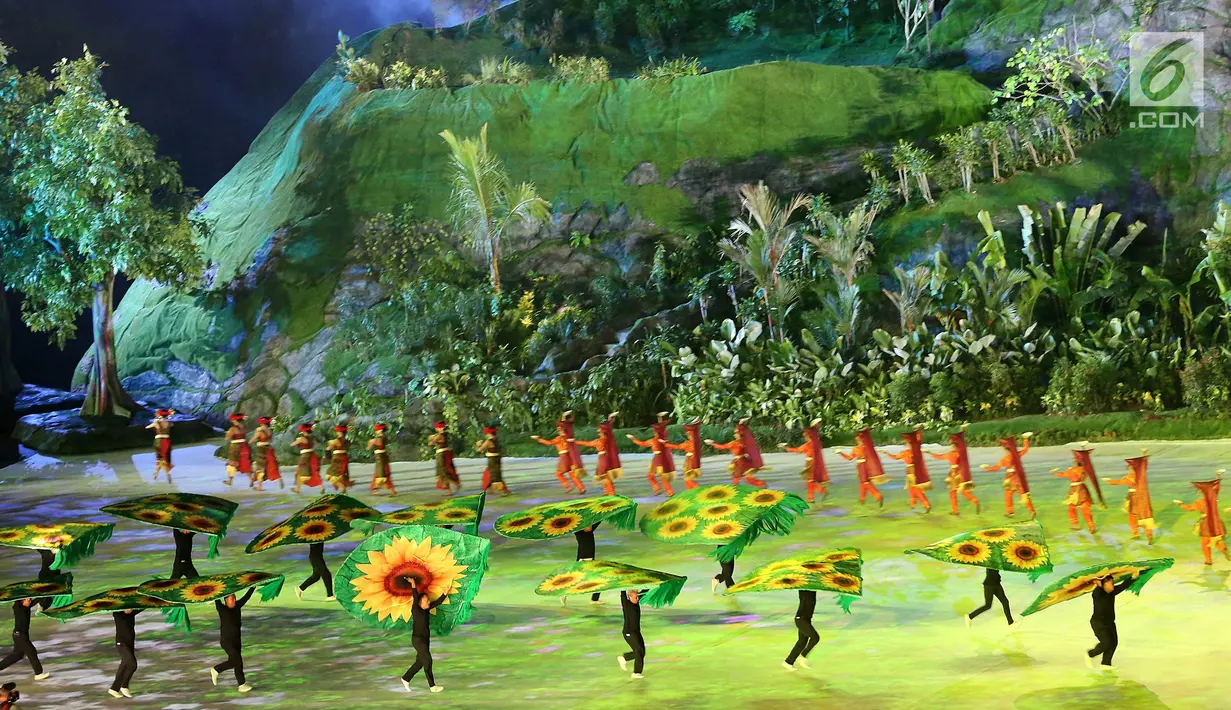 Penari membawakan tarian tradisional dari berbagai daerah saat pembukaan Asian Games 2018 di Stadion Gelora Bung Karno, Senayan, Jakarta, Sabtu (18/8). (Liputan6.com/Fery Pradolo)