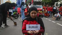 Gerakan aliansi buruh bersama rakyat melakukan aksi teatrikal saat berunjuk rasa menolak pemberlakuan program Tabungan Perumahan Rakyat (Tapera) di Jakarta, Kamis (27/6/2024). (Liputan6.com/Angga Yuniar)