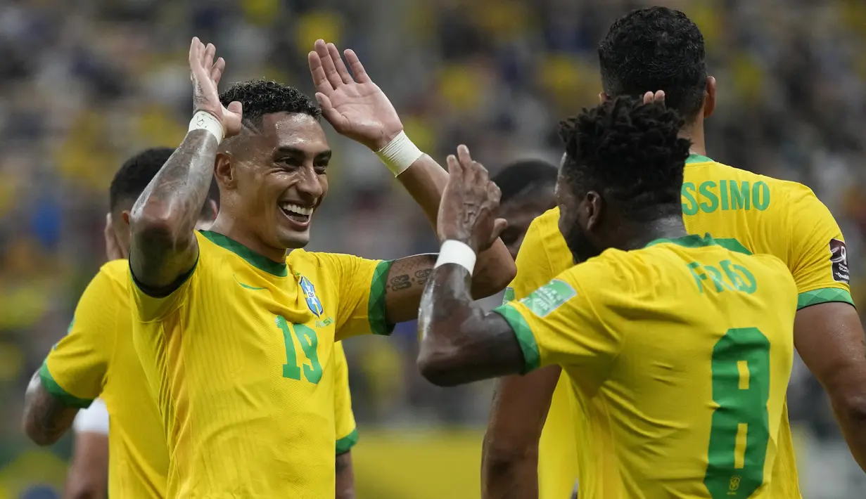 Pemain Brasil Raphinha (kiri) merayakan dengan rekan setimnya setelah mencetak gol ke gawang Uruguay pada pertandingan kualifikasi Piala Dunia 2022 di Arena da Amazonia, Manaus, Brasil, Kamis (14/10/2021). Brasil menang 4-1. (AP Photo/Andre Penner)