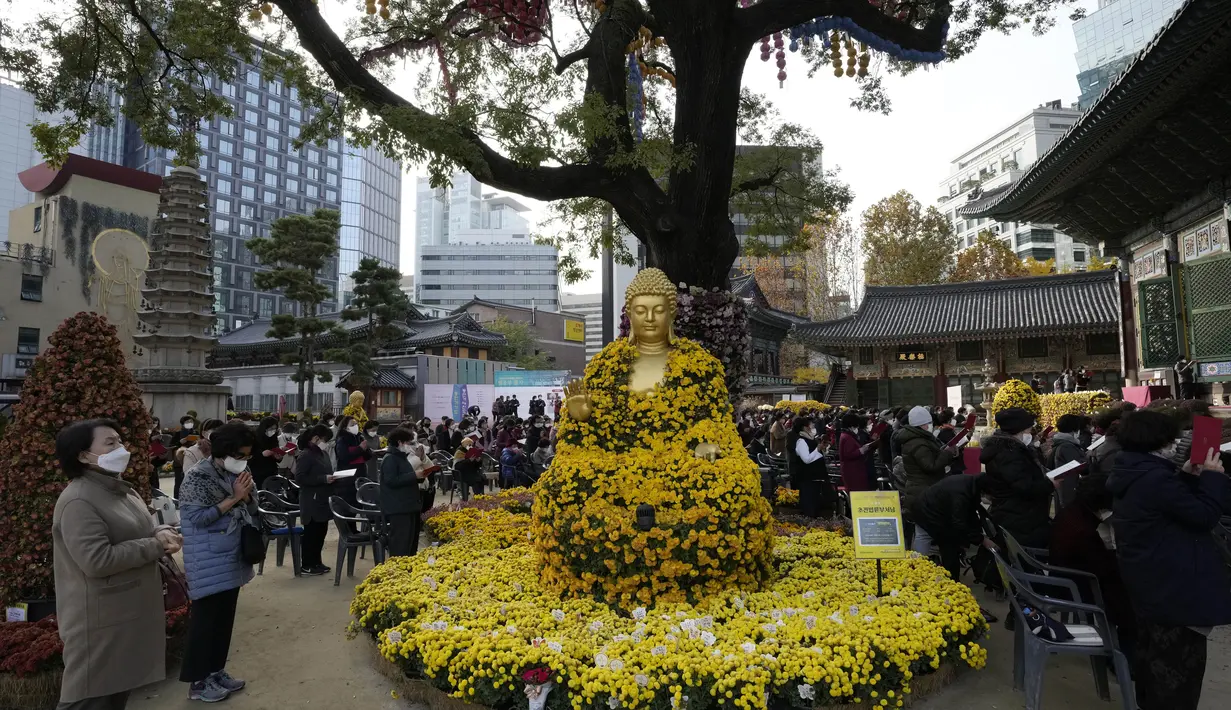 <p>Orang tua menghadiri kebaktian khusus untuk mendoakan keberhasilan anak mereka dalam ujian masuk perguruan tinggi di kuil Buddha Jogyesa, Seoul, Rabu (17/11/2021). Sekitar 500.000 siswa SMA di Korea Selatan diperkirakan mengikuti Tes Kemampuan Skolastik Perguruan Tinggi. (AP Photo/Ahn Young-joon)</p>