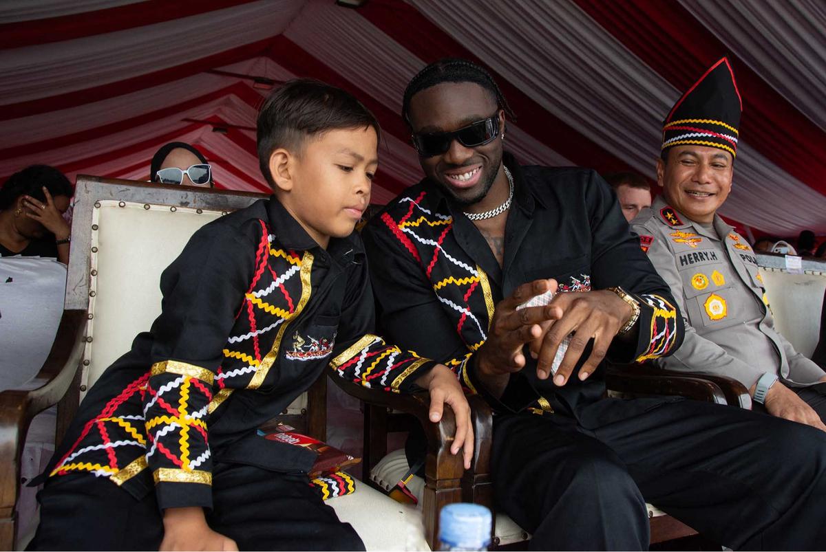 FOTO: Momen Akrab Dhika Bocah Penari Pacu Jalur Viral Digendong Rapper Amerika