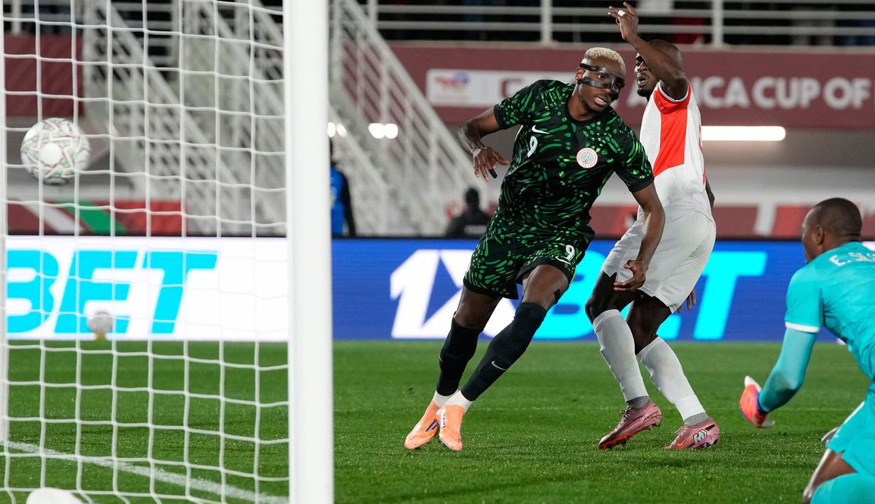 Nigeria kemudian menambah skor melalui dua gol dari Victor Osimhen. Pemain yang kini bermain di Galatasaray tersebut sukses mencatatkan brace pada menit ke-25 dan menit ke-47. (AP Photo/Themba Hadebe)