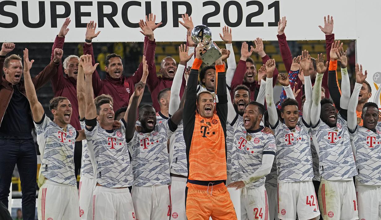 Bayern Muchen berhasil angkat trofi Piala Super Jerman 2021 setelah berhasil tundukkan Borussia Dortmund di laga final. Duel dua raksasa Jerman tersebut berlangsung sengit selama 90 menit pertandingan. (Foto: AP/Martin Meissner)