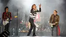 Penampilan Mick Jagger (tengah), Ronnie Wood (kiri), dan Keith Richards saat konser Rolling Stones dalam tur 'No Filter' di Soldier Field, Chicago, AS, Jumat (21/6/2019). Ini konser pertama Rolling Stones dalam tur AS dan Kanada setelah menunda untuk perawatan medis Jagger. (Kamil Krzaczynski/AFP)