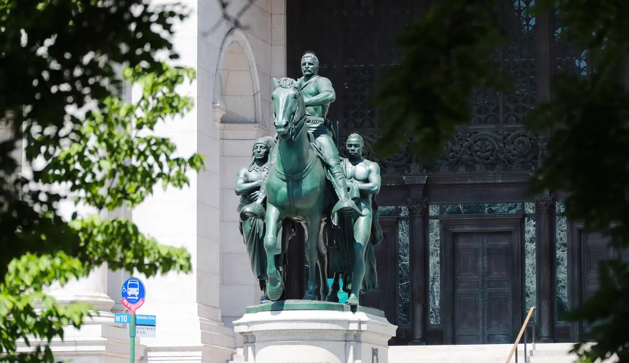 Patung Theodore Roosevelt di luar Museum Sejarah Alam Amerika di New York, AS (22/6/2020). Patung Theodore Roosevelt yang menunggangi seekor kuda tu akan dirobohkan, dengan alasan "menggambarkan hirarki rasial," menurut pihak museum. (Xinhua/Wang Ying)