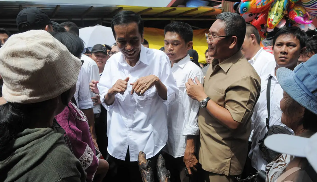 Jokowi terlihat geli dan jijik terhadap makanan ekstrim khas manado itu. Ia pun menolak untuk membeli dengan sopan, Sulawesi Utara, Sabtu (10/5/2014) (Liputan6.com/Herman Zakharia).