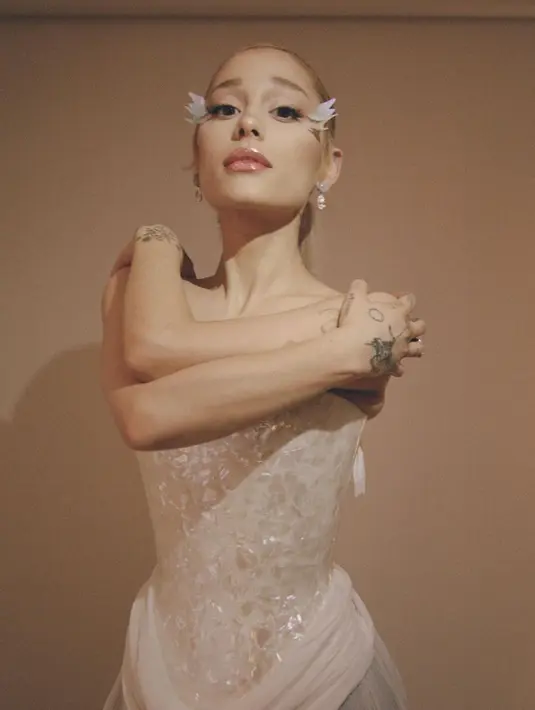 Penyanyi Ariana Grande menampilkan glamor halus dalam korset mutiara Loewe khusus dan applique 3D serasi yang diaplikasikan pada matanya. Penata rias Michael Anthony mengatakan kepada Vogue , "Ari mempercayai saya dengan proses mendesain sayap kelopak halus yang kami tempatkan di pelipis." [@arianagrande]