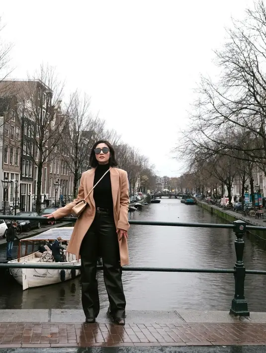 Saat berada di Belanda, Febbg Rastanry tampil memukau dengan inner dan pants hitam yang dipadukan dengan outer coklat. Tak lupa mengenakan tas dan sunglesses
