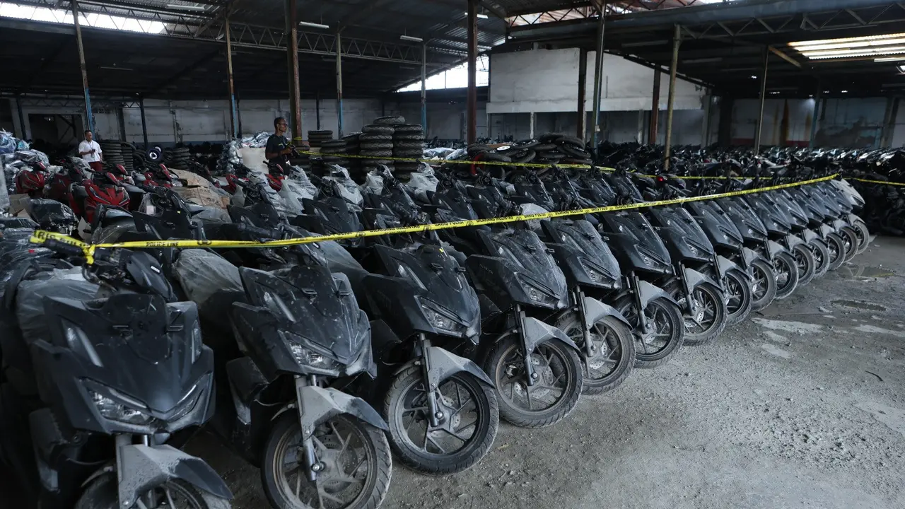 Gudang penadah berisi ribuan motor hasil tindakan kejahatan yang siap dikirim ke luar negeri.