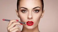 Ilustrasi kecantikan pakai lipstik (iStockphoto/heckmanoleg)