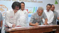 CEO MatahariMall.com Hadi Wenas dan Direktur Utama PT Pos Indonesia Gilarsi WS menandatangi surat perjanjian MOU di Jakarta, (7/12). MatahariMall.com beserta PT. Kantor pos bekerja sama yakni Online-to-Offline. (Liputan6.com/Gempur M Surya)