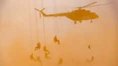 Pasukan terjun payung menghadiri latihan militer di pangkalan militer Ashuluk Rusia, 22 September 2020. Sistem Pertahanan Udara Rusia berhasil menangkis serangan udara selama latihan militer gabungan di selatan Rusia. (Vadim Grishankin/Russian Defense Ministry Press Service via AP)