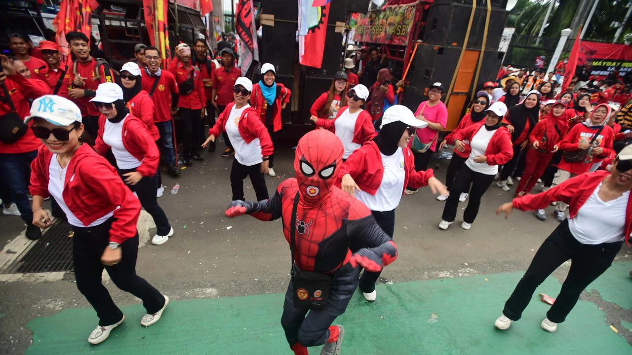 FOTO: Buruh  dan Mahasiswa Gelar Aksi May Day di Depan DPR