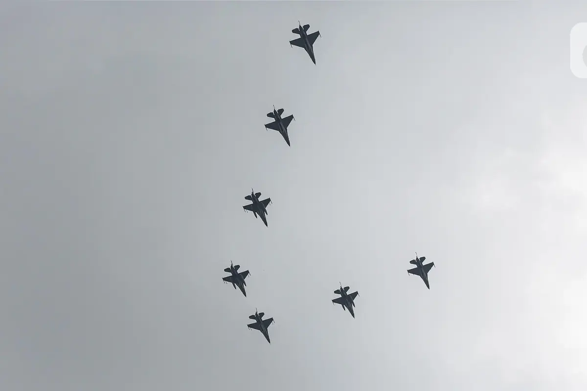HUT RI, 77 Pesawat Tempur F-16 Terbang di Atas Istana Merdeka